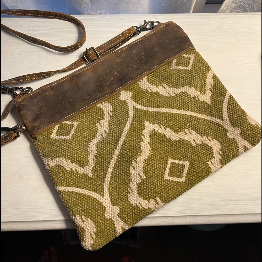 Myra Bag crossbody/wristlet